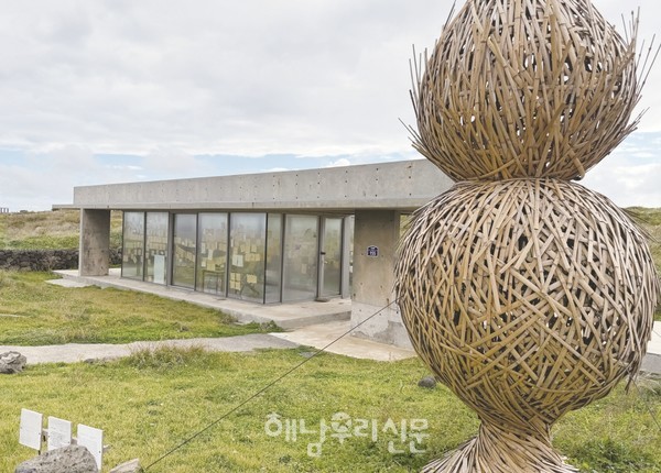 예술의 섬을 지향하는 제주 서귀포시 가파도 곳곳에는 설치미술품이 전시돼 있다.