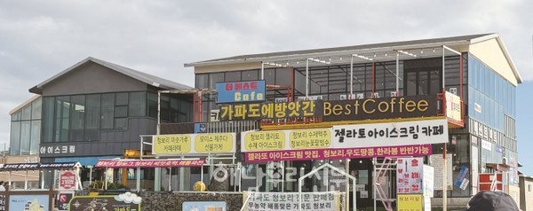 어울리지 않는 현란한 간판들