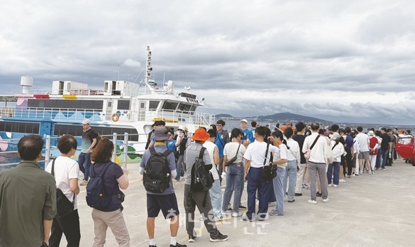 가파도는 여전히 많은 방문객이 찾는다.(가파도 선착장)