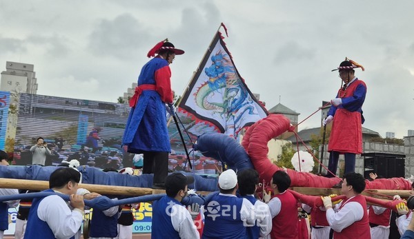 재광해남군향우회 가족 한마당 축제가 성대히 열린 가운데 북평면 용줄다리기 퍼레이드가 펼쳐졌다.