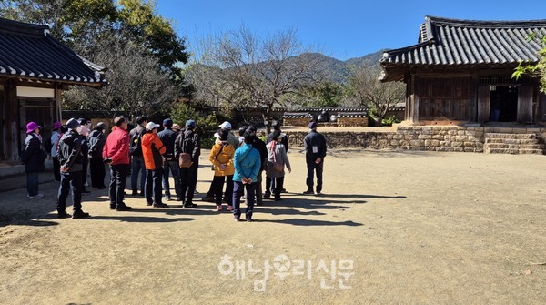 해남종합사회복지관 노인사회활동 참여자들이 순천 낙안읍성을 찾았다.