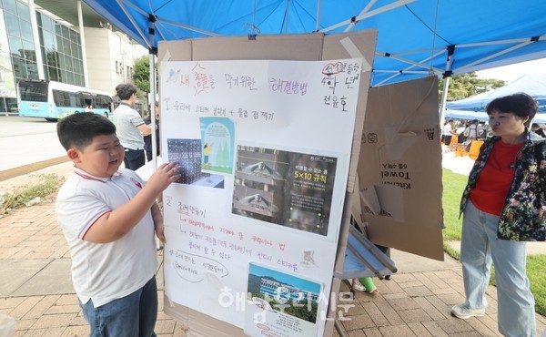 송지 서정초 학생이 자원순환페스타에서 유리창 조류 충돌 피해를 알리고 있다.