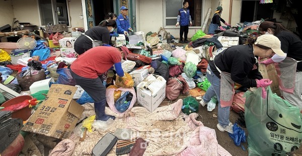 해남지역자활센터 ‘활짝’ 봉사단이 주거환경 개선 자원봉사활동을 진행했다.