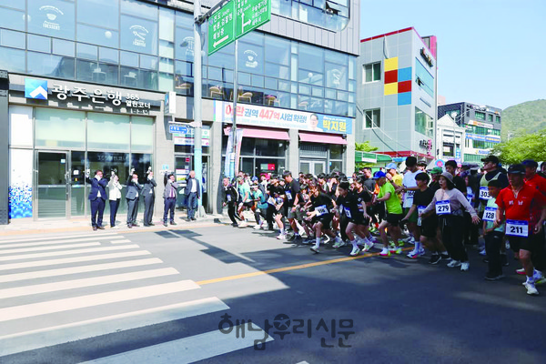 땅끝마라톤대회가 7년만에 부활, 해남군민 1,000명도 함께 달린다.(지난 5월 열렸던 군민건강 달리기 대회)