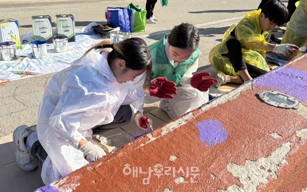 해남군청년새마을연대와 송호초 학생들이 송호해변 방호벽에 벽화를 그리고 있다.
