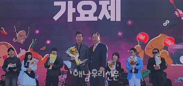 오기택 가요제에서 김도준씨(사진 왼쪽)가 대상을 받았다.(오른쪽 박태일 지회장)