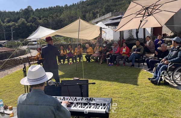 현산면 분토마을 주민들의 쉼의 공간인 마을공방 ‘예이제’가 주민들의 축하 속에 문을 열었고, 경로잔치도 진행됐다.