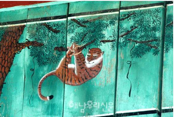 대흥사 침계루의 호랑이 벽화)