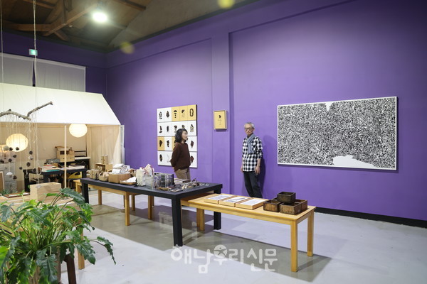 삼산면 목신마을 ‘삼산창고’에서 오는 11월8일부터 유대수 작가의 목판화 전시 ‘이 가득 찬 세상에 나는 여기서’가 열린다.