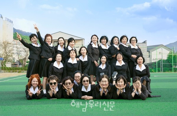 환갑을 맞은 해남여중·고 졸업생들이 미남축제를 맞아 40년 만에 고향에서 만남을 즐겼다.