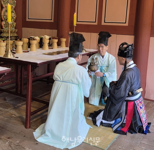 대흥사와 해남향교가 주관한  서산대제 추계대제가 표충사에서 열렸다.