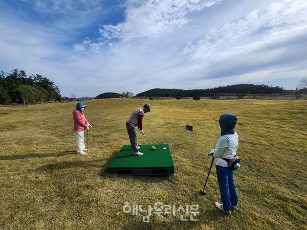 파크골프 인구가 급속히 늘면서 해남군은 파크골프장 신설과 운영의 체계화를 꾀하고 있다.(산이정원 내 파크골프장)