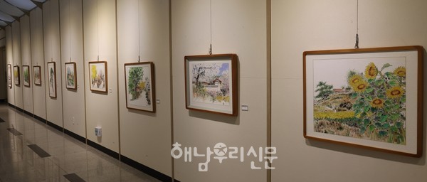 송천 이유연 작가의 ‘땅끝, 묵향으로 피어나다’ 전이 해남문화예술회관에서 열리고 있다.