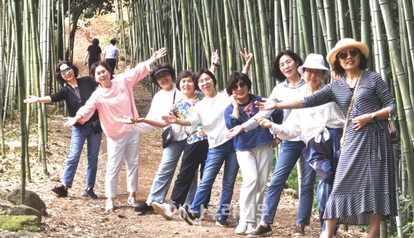 해남여중 11회, 해남여고 8회 졸업생으로 구성된 ‘집토끼 들토끼’는 단체 걷기로 건강과 우정을 함께 챙기고 있다.