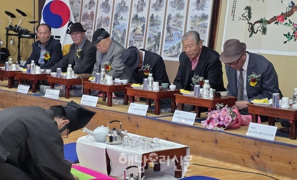 해남향교가 미수(米壽·88세)를 맞은 원로 장의들을 모시고 기로연을 열었다.