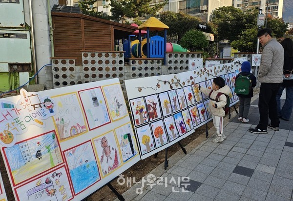 아트빌어린이집 유아들의 작품들이 거리로 나오자 거리는 미술관이자 창작 거리가 됐다.