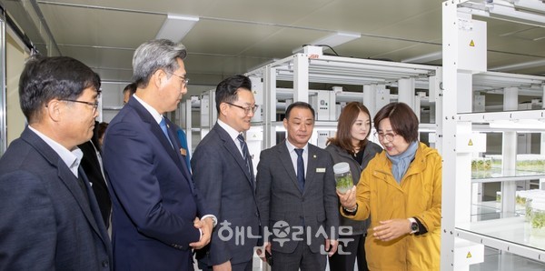 해남군의회 의원들이 조성 중인 농식품 기후변화대응센터 현장 점검을 하고 있다.