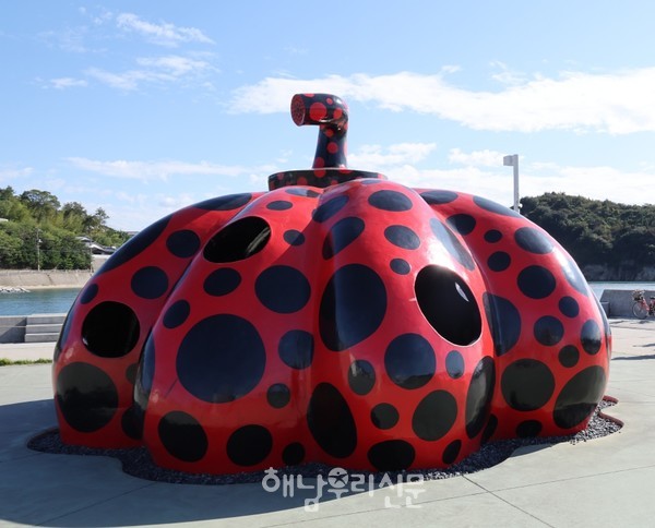 나오시마 대표 조형물인 쿠사마 야요이의 ‘빨간 호박’