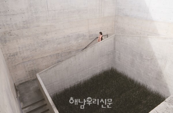 안도 다다오의 ‘지중미술관’은 땅속의 미술관으로 자연과 건축, 예술이 공존한다.