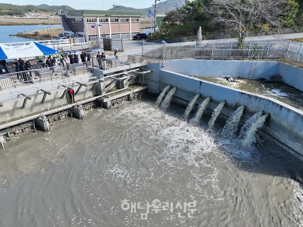 해남 농어촌공사 직원들의 아이디어로 배수갑문에 갯벌 퇴적 방지시설이 설치됐다.