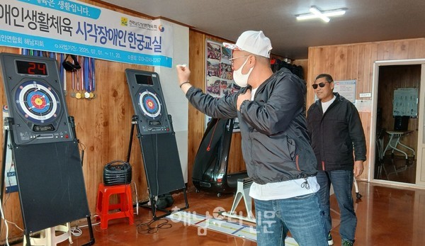 시각장애인들이 ‘한궁교실’을 통해 생활체육을 즐기고 있다.