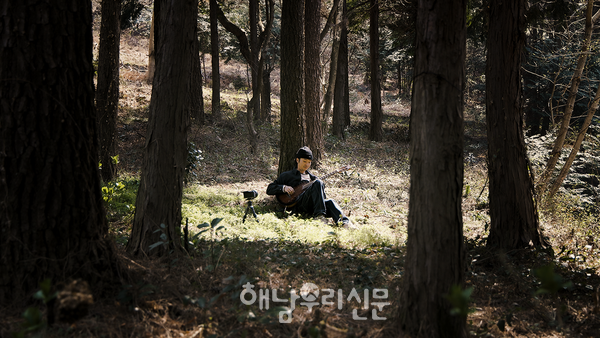 이정규 재즈 기타리스트 기획공연 ‘숲속 연주에 머무름’이 오는 11월15일 삼산면 달보드레숲에서 열린다.