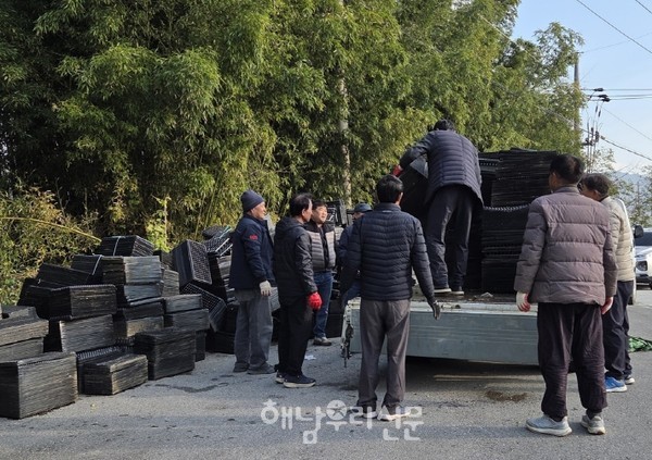 농촌지도자 해남군연합회가 영농폐기물 수거로 탄소중립 실천을 추진했다.