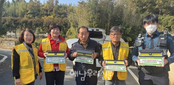 마산면 복지기동대는 가로등이 없는 골목길에 ‘솔라안심등’을 설치했다.