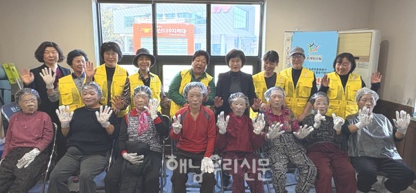 해남군·현산면새마을부녀회가 현산면 공중목욕탕에서 이미용 봉사활동을 펼쳤다.