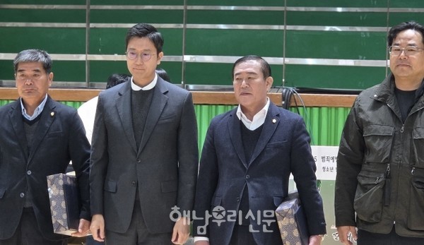 ‘범죄예방과 법질서 바로세우기 한마음대회’에서 회원들이 표창장을 받았다.