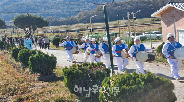계곡 신기마을 주민들이 풍악을 울리며 솟대거리를 걷고 있다.