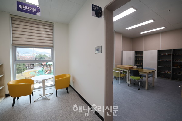 해남군청소년상담복지센터·학교밖청소년지원센터가 해남읍 구교리로 확장 이전해 지난 11월18일 개소식을 열었다.