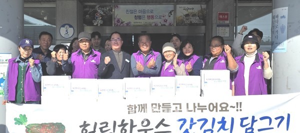 옥천면주민자치회와 좀도리협동조합이 옥천면사무소에서 갓김치 약 100kg 나눔을 했다.