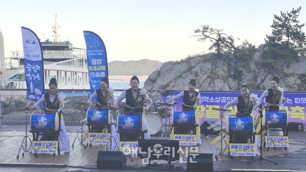 매주 토요일 땅끝 맴섬 앞에선 땅끝마을 골목형 상점가 지정 환영 행사가 열리고 있다.