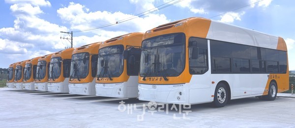 해남군내버스가 저상버스로 전환되고 있는 가운데 대중교통 노선이 개편됐다.