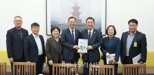 명현관 군수가 내년 예산안 심의를 앞둔 국회를 찾아 해남 관련 예산안을 설명하고 있다.(가운데 민주당 김병기 원내대표)