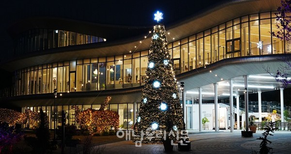 연말을 맞아 ‘산이정원’이 대형 트리와 화려한 야경, 캐롤을 만날 수 있는 데이트, 나들이 장소로 인기를 끌고 있다.