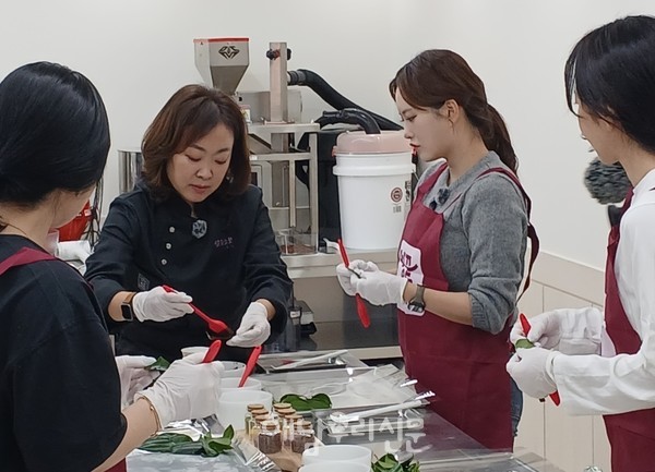 내년 초 오픈을 앞둔 ‘달끝초코’ 체험장에서 초콜릿 만들기 프로그램을 테스트하고 있다.