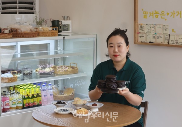 해남읍 읍내리 ‘공심당’ 공남임 대표는 초콜릿 디저트를 만들며 청소년들을 응원한다.