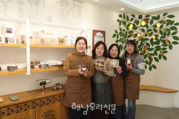 카카오 가공, 제조, 체험까지 가능한 초콜릿 전문 공간 ‘달끝초코’가 초콜릿거리에 문을 열었다.