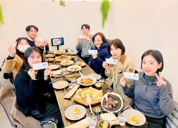 해남군 공직자들이 복지포인트로 받은 해남사랑상품권으로 지역상권을 이용하고 있다.