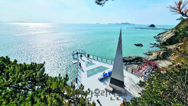 서해랑길 1코스는 땅끝탑에서 송지면사무소로 이어지는 14.9km 거리로 약 5시간 정도 소요된다. 시원한 땅끝 해안가와 아름다운 소죽마을을 관통한다.
